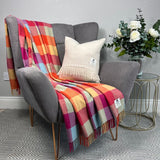 Couverture en laine cachemire et mérinos - Marjorie - McNutt of Donegal - sur fauteuil