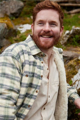 Chemise chaude doublée en flanelle de coton - Ecru, Vert et Bleu Marine à carreaux - Lee Valley - sur modèle 2