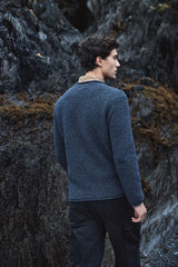 Pull à col round et à bords roulottés – Blue Bark – Fisherman Out of Ireland - sur modèle - dos