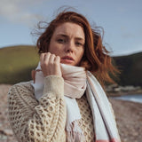 Grande écharpe fine mérinos – mélange bleu et rose à carreaux – John Hanly - sur modèle