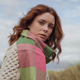 Echarpe fine mérinos – rose et verte à carreaux – John Hanly - sur modèle