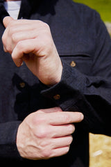 Chemise Grand-père en flanelle de coton - sergé bleu marine et noire - Lee Valley - sur modèle, détail poignet