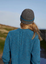 Bonnet Maille Côtelée et Chevrons en laine mérinos et cachemire avec bande contrastée – Gris et Bleu Ciel – Fisherman Out of Ireland