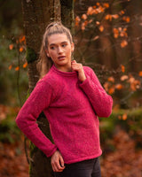 Pull Femme à col round et à bords roulotés – rose moucheté – Rossan Knitwear - sur modèle