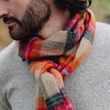 Echarpe en laine d'agneau - beige, orange, rouge et gris anthracite à carreaux - John Hanly - détail sur modèle