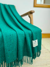 Couverture tweed laine d’agneau - Inishcoo - McNutt of Donegal - sur fauteuil