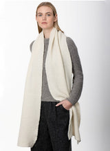 Echarpe alpaga - Ecru - Fisherman Out of Ireland - sur modèle