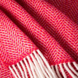 Couverture en laine mérinos et cachemire – framboise à chevrons - John Hanly - détail