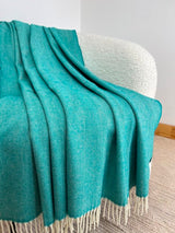 Couverture en laine d'agneau mérinos - Larkspur à Chevrons - McNutt of Donegal - sur fauteuil