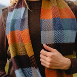 Echarpe mérinos et cachemire – Moutards, orange et bleu à chevrons diamant – John Hanly - detail sur modèle