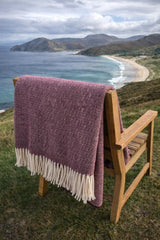 Couverture en laine d'agneau mérinos - Ondulation - Bordeaux - McNutt of Donegal - sur chaise