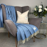 Couverture en laine d'agneau mérinos -Bleu barbeau à Chevrons - McNutt of Donegal - sur fauteuil