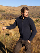 Gilet raglan côtelé zippé - indigo et noir - Fisherman Out of Ireland - sur modèle