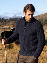 Gilet raglan côtelé zippé - indigo et noir - Fisherman Out of Ireland - sur modèle