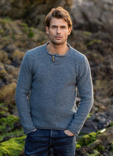 Pull à col round avec bouton bûchette et à bords roulottés – Blue Smoke – Fisherman Out of Ireland - devant