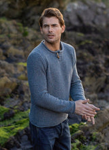 Pull à col round avec bouton bûchette et à bords roulottés – Blue Smoke – Fisherman Out of Ireland - côté