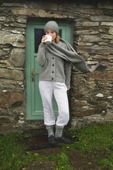 Gilet alpaga à col châle et à maille chargée - Fumée - Fisherman Out of Ireland, sur modèle