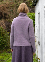 Pull Slouchy à col cheminée haut - Lilas - Fisherman Out of Ireland - sur modèle, dos