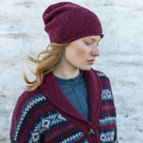 Bonnet Slouchy à bord roulotté - Berry - Fisherman Out of Ireland - sur modèle