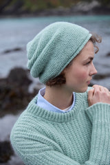 Bonnet Slouchy - bébé alpaga et laine – mint cream – Fisherman Out of Ireland sur modèle