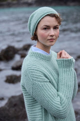 Bonnet Slouchy - bébé alpaga et laine – mint cream – Fisherman Out of Ireland - sur modèle