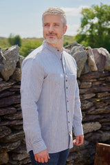 Chemise Grand-père Vintage en coton - Ivoire à rayures gris ardoise - Lee Valley - sur modèle