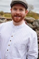 Chemise Grand-père Vintage en coton - Blanc à rayures bleues - Lee Valley - sur modèle 2