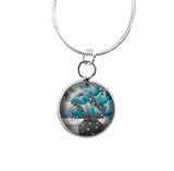 Petit Pendentif Round – Noir et Blanc avec une touche de bleu – Amélie Gagné