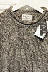 Pull à col round et à bords roulottés – avoine – Rossan Knitwear - détail col
