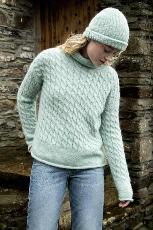 Pull à col cheminée et à torsades - Menthe douce - Fisherman Out of Ireland - sur modèle