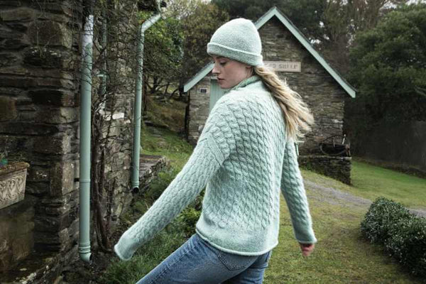 Pull à ccol cheminée et à torsades - Menthe douce - Fisherman Out of Ireland - sur modèle, côté