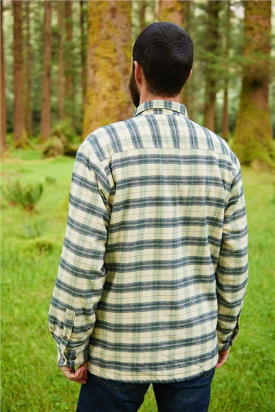 Chemise chaude doublée en flanelle de coton - Ecru, Vert et Bleu Marine à carreaux - Lee Valley - sur modèle dos