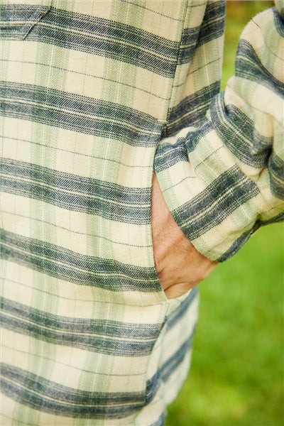 Chemise chaude doublée en flanelle de coton - Ecru, Vert et Bleu Marine à carreaux - Lee Valley - détail poche main