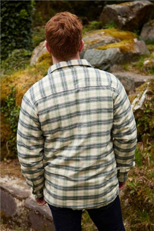 Chemise chaude doublée en flanelle de coton - Ecru, Vert et Bleu Marine à carreaux - Lee Valley - sur modèle , dos