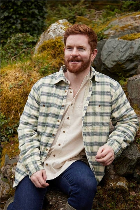 Chemise chaude doublée en flanelle de coton - Ecru, Vert et Bleu Marine à carreaux - Lee Valley - sur modèle
