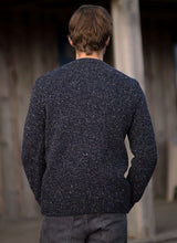 Pull col round - Bleu Marine et  Noire - Fisherman Out of Ireland - dos sur modèle 