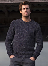 Pull col round - Bleu Marine et  Noire - Fisherman Out of Ireland - sur modèle