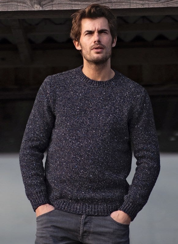 Pull col round - Bleu Marine et  Noire - Fisherman Out of Ireland - sur modèle