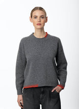 Pull à col round et à point de feston – Gris et Rouge Bouée - Fisherman Out of Ireland - devant
