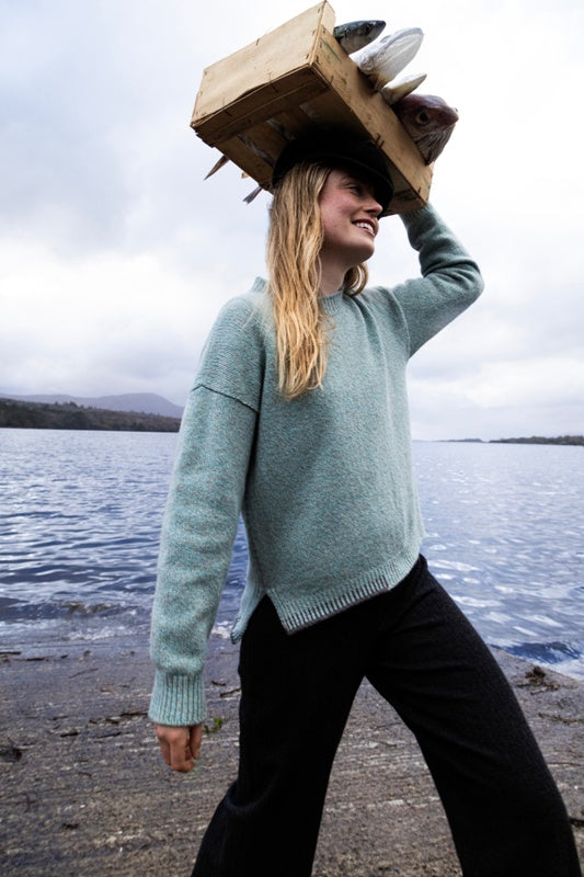 Pull à col round et à point de feston – Aqua et Gris - Fisherman Out of Ireland, sur modèle