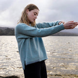 Pull à col round et à point de feston – Aqua et Gris - Fisherman Out of Ireland, sur modèle, côté