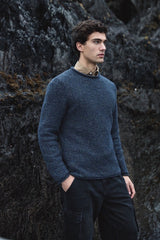 Pull à col round et à bords roulottés – Blue Bark – Fisherman Out of Ireland - sur modèle