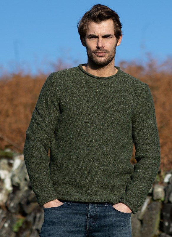Pull à col round et à bords roulottés – Olive – Fisherman Out of Ireland - sur modèle