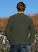 Pull à col round et à bords roulottés – Olive – Fisherman Out of Ireland - sur modèle, dos