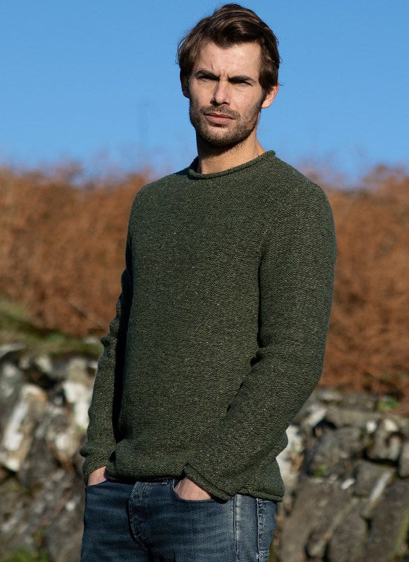 Pull à col round et à bords roulottés – Olive – Fisherman Out of Ireland - sur modèle