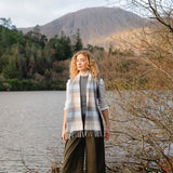 Echarpe fine mérinos – bleu, gris, ton pierre et  blanc à carreaux – John Hanly - sur modèle