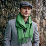 Echarpe fine mérinos – vert forêt – John Hanly - sur homme