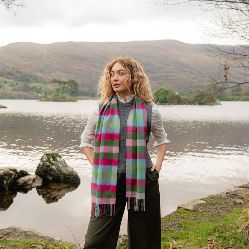 Echarpe fine mérinos – rose, framboise, bleu et vert à carreaux – John Hanly - sur modèle