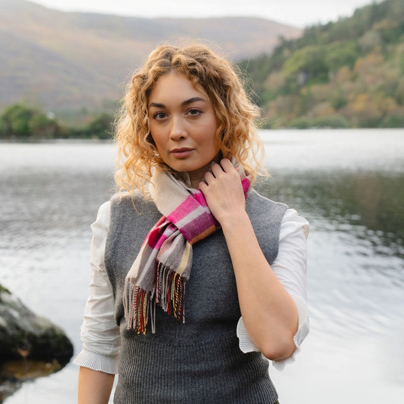 Echarpe fine mérinos – rose, Bordeaux, orange et ton pierre à carreaux – John Hanly - sur modèle