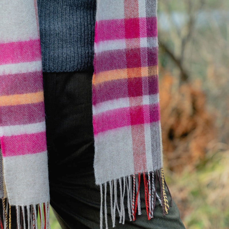 Echarpe fine mérinos – rose, Bordeaux, orange et ton pierre à carreaux – John Hanly - sur modèle, gros plan